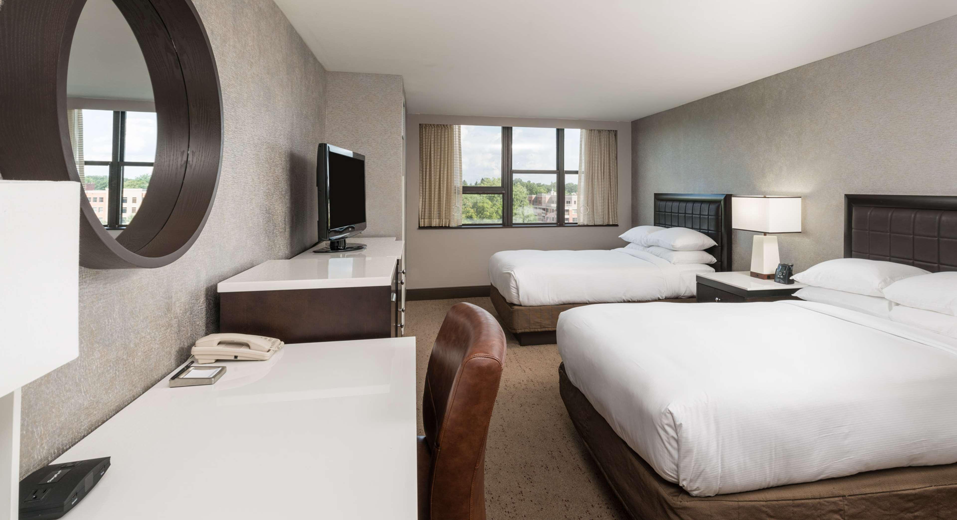 Отель The Saratoga Hilton Саратога-Спрингс Экстерьер фото