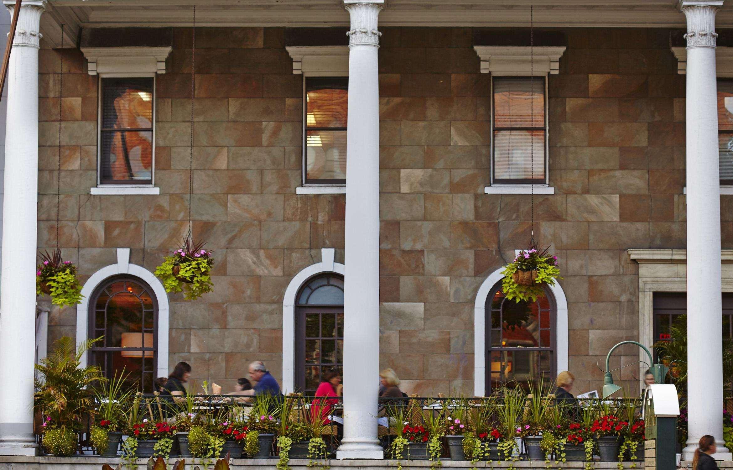 Отель The Saratoga Hilton Саратога-Спрингс Экстерьер фото