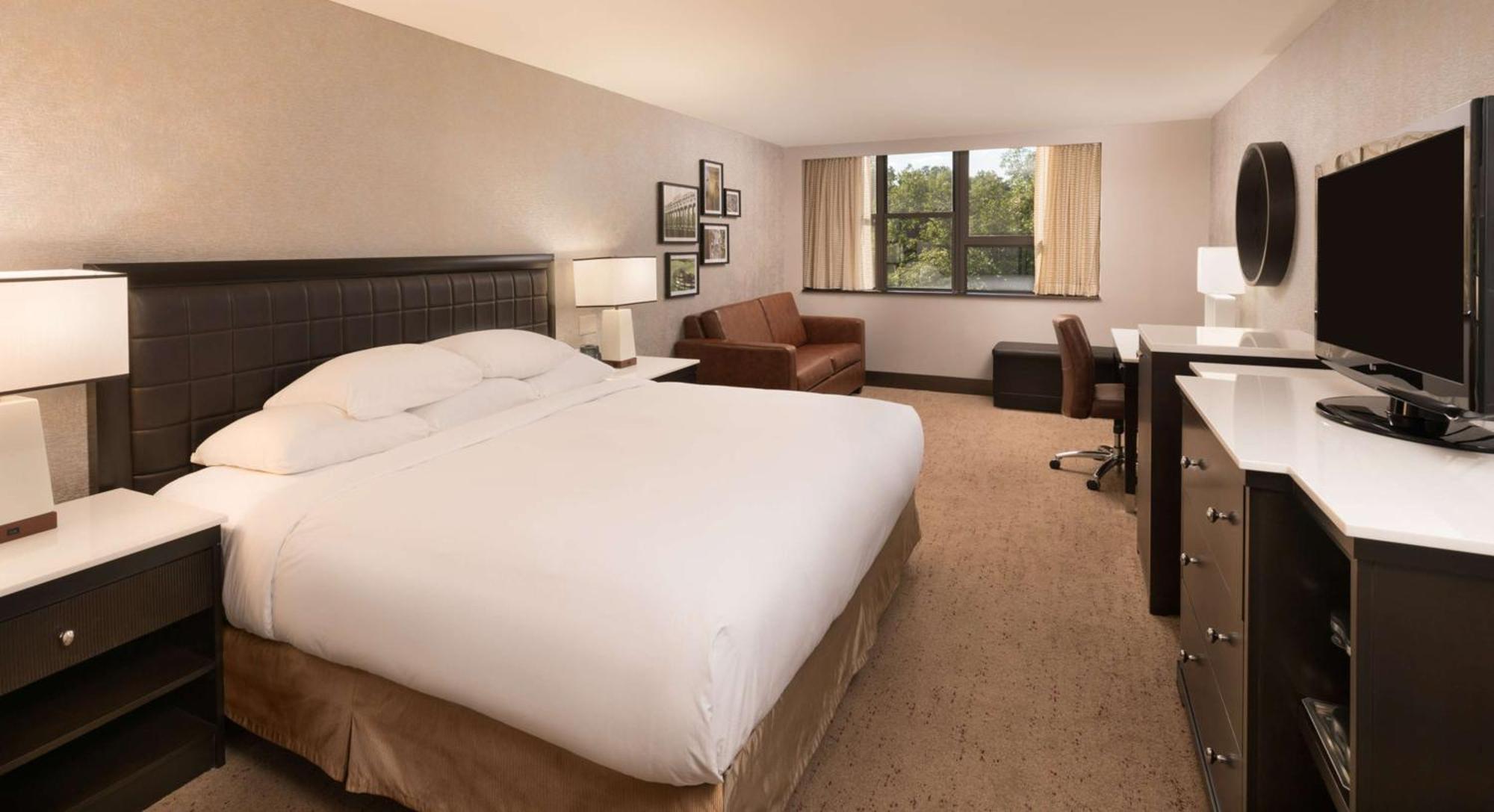 Отель The Saratoga Hilton Саратога-Спрингс Экстерьер фото